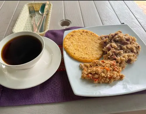 Calentado paisa vegano con arepa y café