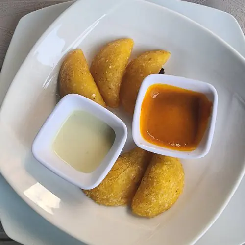 Empanaditas de papa con salsas de la casa