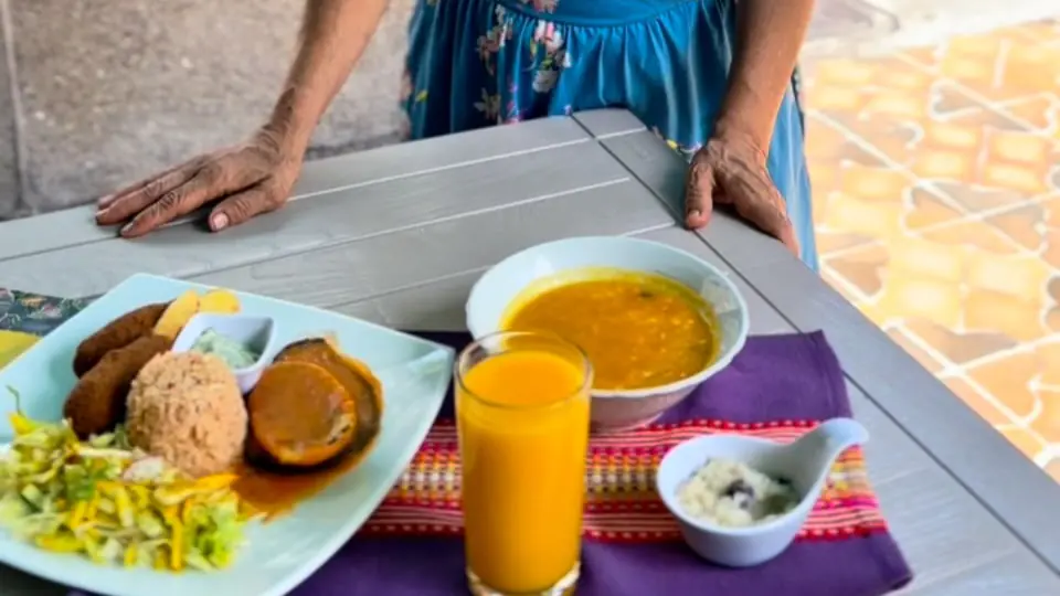 Menú del día en la terraza: sopa, plato con croquetas, arroz, maduro y ensalada, y jugo de mango