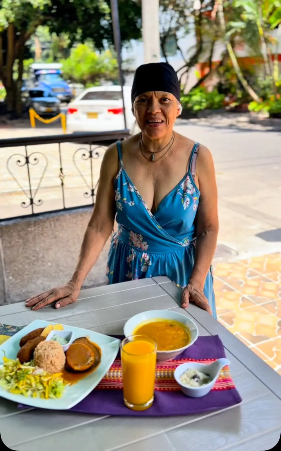 Terraza de Las Veganas con el menú del día servido
