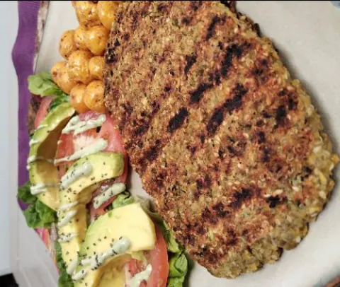 Filete de quinua a la plancha con ensalada