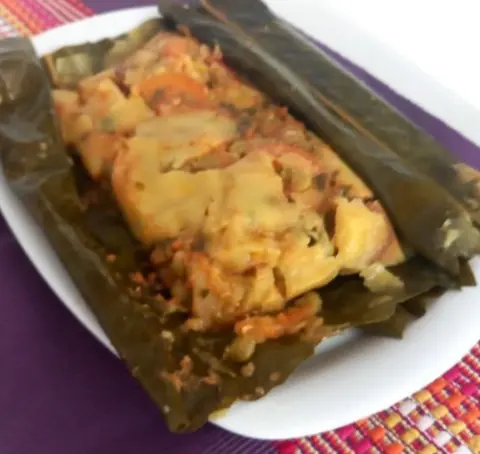 Tamal vegano en hoja de plátano
