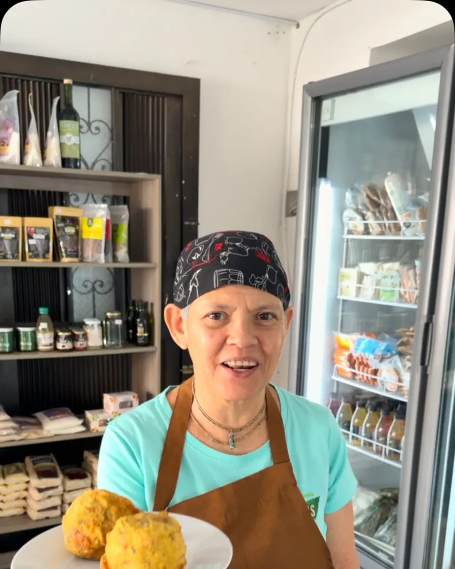 Papas rellenas recién hechas en la tienda de Las Veganas